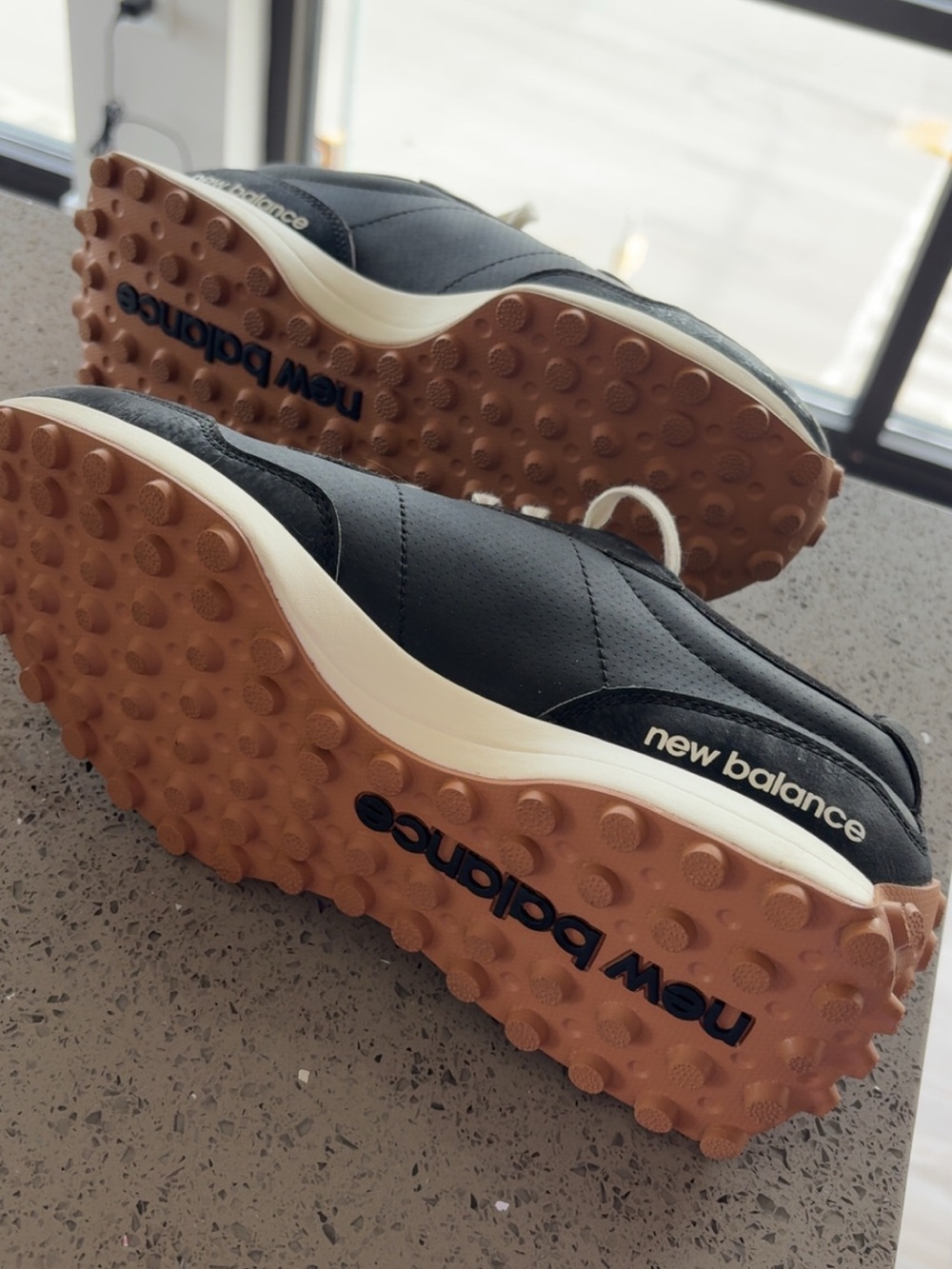 New Balance Black/gum - Picture 3 of 4